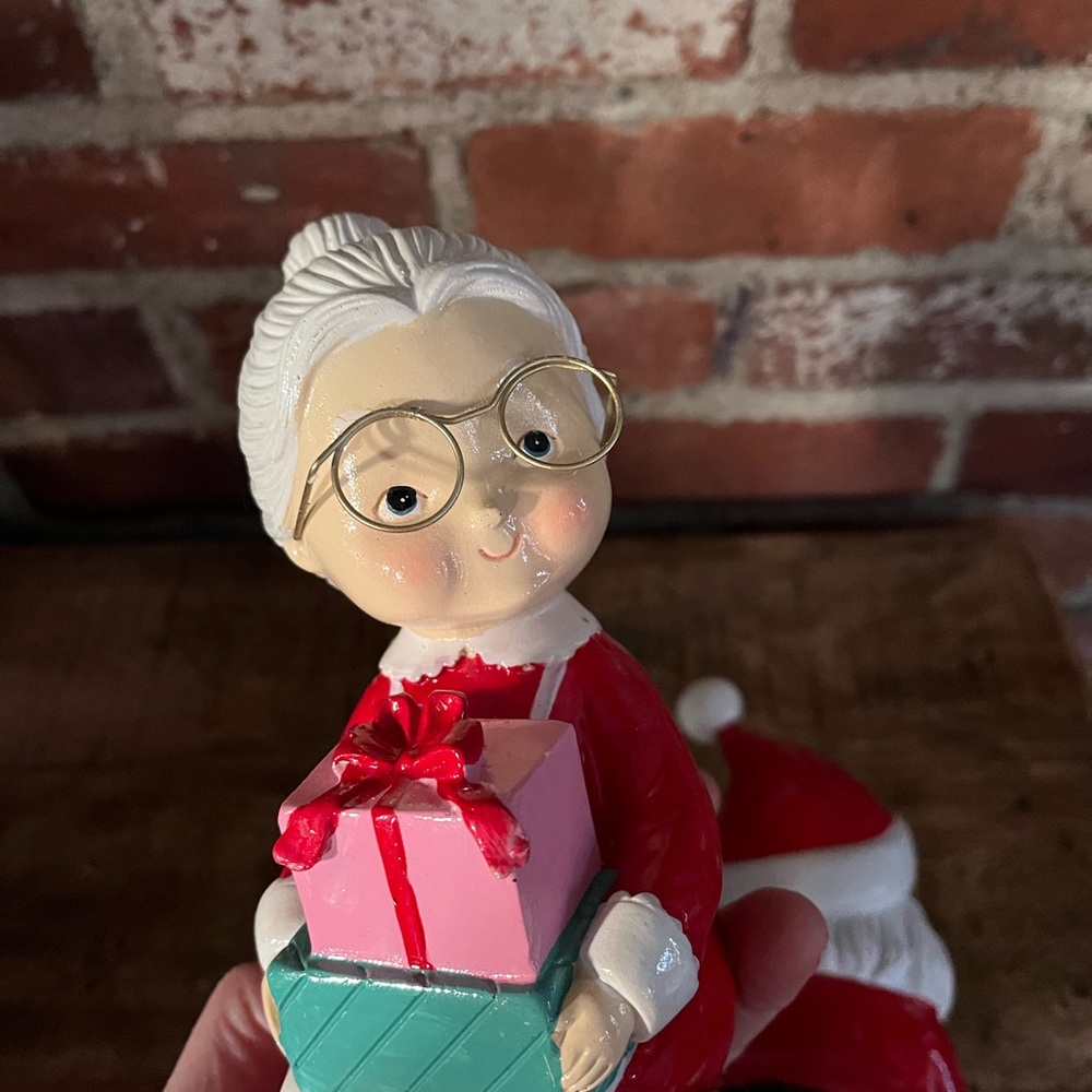 COPY - Martha Stewart, Mr. and Mrs. Santa Claus, they said anywhere with the le… - Picture 3 of 11